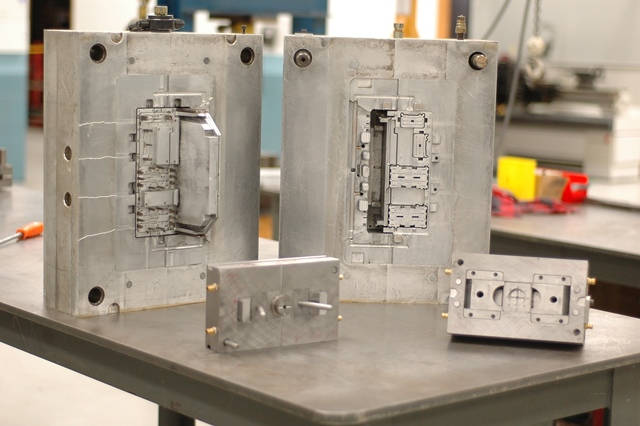 Injection molding tool for customized plastic parts